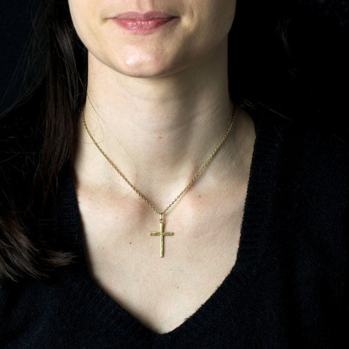 Collier Croix or jaune texturé 58 Facettes 24-327F