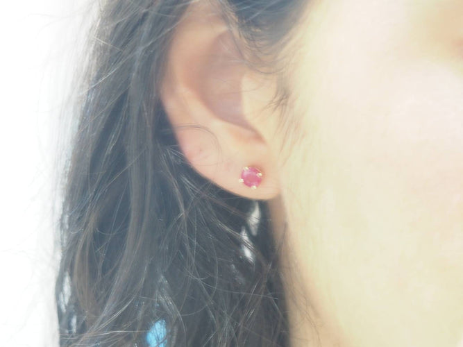 Boucles d'oreilles Puces d'oreilles en or jaune et rubis 58 Facettes BORub