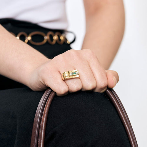 Bague 57 Bague tank or jaune, émeraudes et diamants 58 Facettes CHAL0451