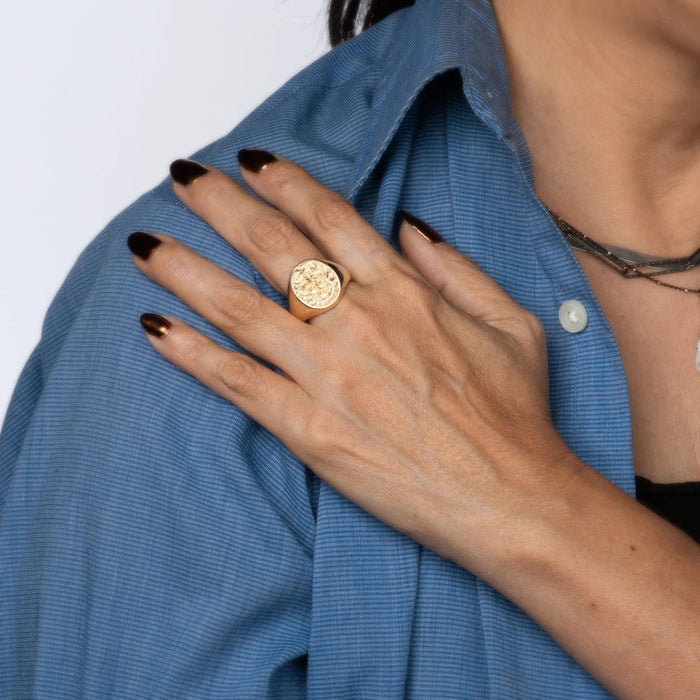 Bague chevalière avec blason familial en or jaune massif 58 Facettes G13534