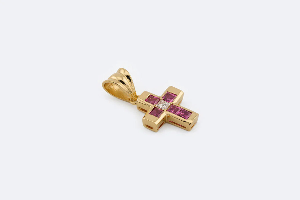Pendentif crucifix en or jaune avec rubis et diamants