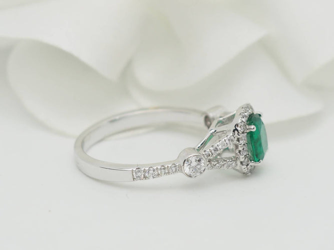 Bague 53 Bague entourage en or blanc, émeraude 0.61ct et diamants 58 Facettes 33176