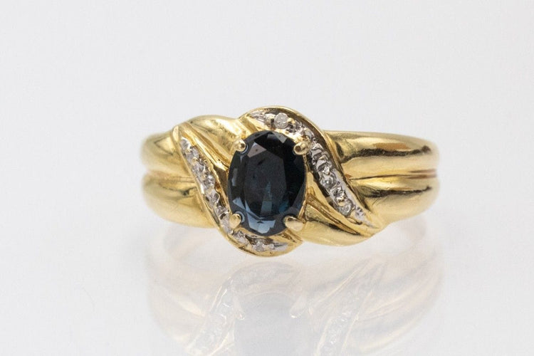 Bague vintage française en or avec saphir et diamants.