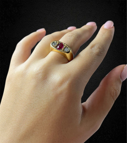 Bague 64 Bague vintage en or jaune, rubis et diamants, fabrication italienne, années 1930 58 Facettes