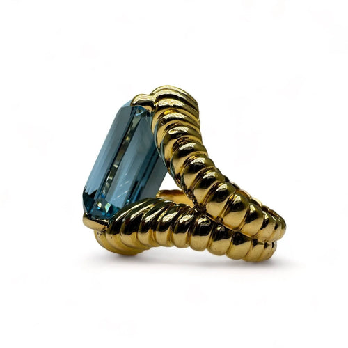 Bague Bague vintage en or jaune montée d’une Aigue-Marine Santa Maria de 17carats. 58 Facettes