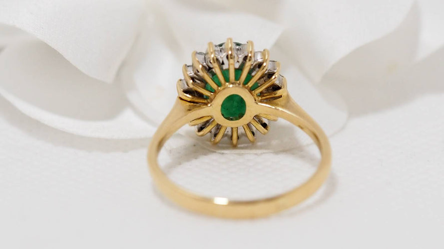 Bague 60 Bague marguerite en or jaune, émeraude ovale et diamants 58 Facettes 30768