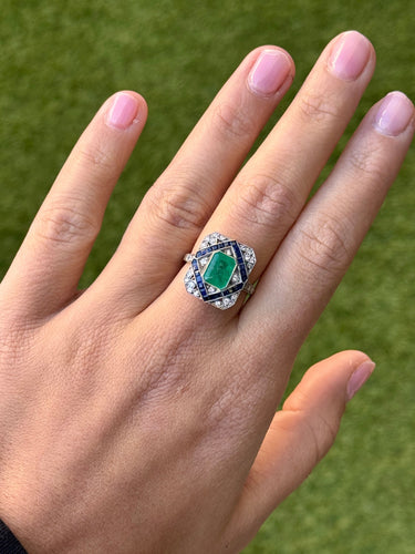 Bague 54 Bague de style Art déco en platine ornée de diamants, d'émeraudes et de saphirs 58 Facettes