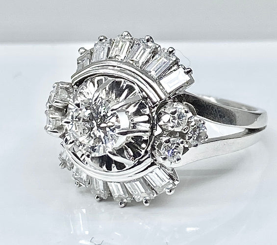 Magnifique bague en platine, diamants baguettes et ronds