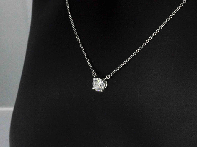 Collier Tiffany & Co - Collier solitaire en platine et diamant naturel 0,60 ct 58 Facettes 5194