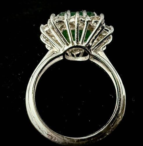 Bague 56 Bague or blanc sertie d'une émeraude de 4 carats entourée de 2,40 carats de brillants 58 Facettes