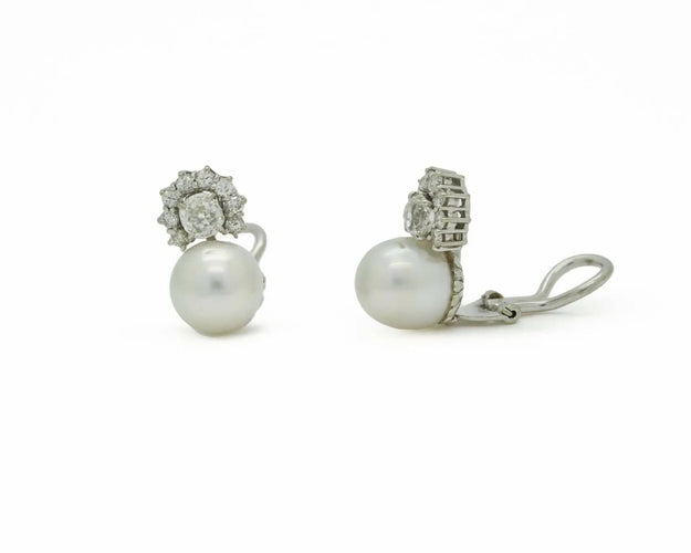Boucles d'oreilles Boucles d'oreilles en or blanc ornées de perles australiennes, d'un diamant central et de pavés 58 Facettes 7304