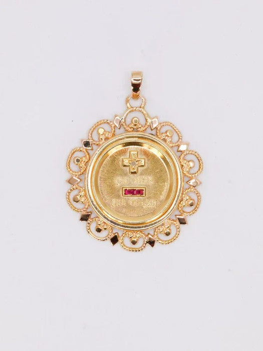 Pendentif AUGIS - Médaille amour arabesques plus qu'hier moins que demain or jaune, rubis 58 Facettes J557