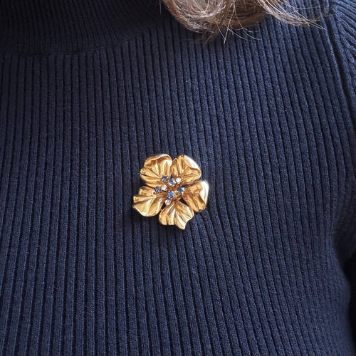 Broche fleur de camélia épanouie en or jaune et saphirs, diamants