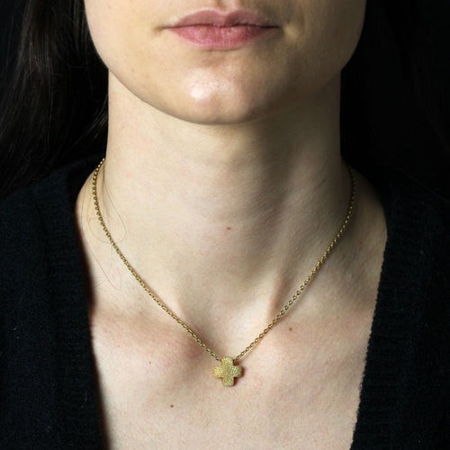 Collier Croix grecque or jaune ciselé 58 Facettes 24-327