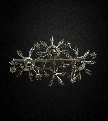 Broche Broche raffinée « marguerite » avec perles et diamants 58 Facettes