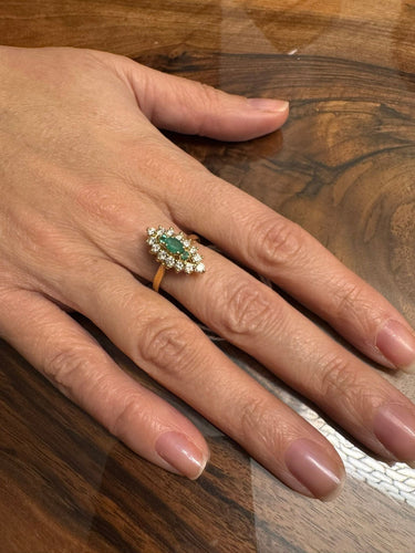 Bague 57 Bague marquise en or jaune, émeraudes et diamants 58 Facettes