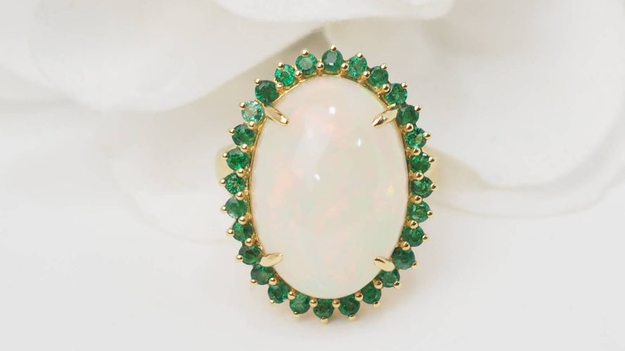 Bague 54 Bague ovale en or jaune, opale cabochon et émeraudes 58 Facettes 32639