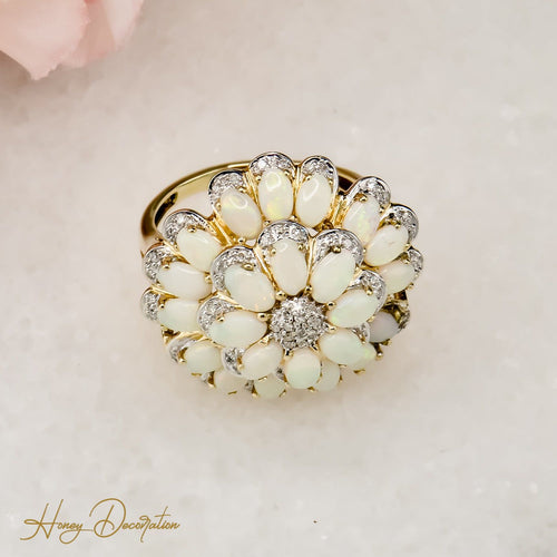 Beeindruckender 14 Karat Blüten-Goldring mit leuchtenden Opalen