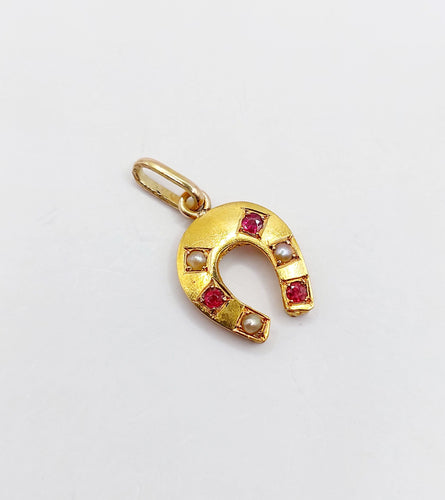 Pendentif Pendentif fer à cheval or jaune, perles et pierres rouges (circa 1900) 58 Facettes A05742