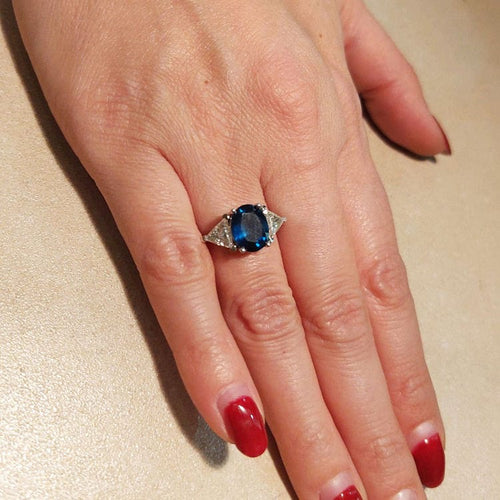 Bague Bague en or blanc avec saphir de 3,40 ct et diamants taille trilliant 58 Facettes G3684