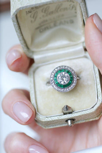 Bague Bague cible halo diamant et émeraudes calibrées 58 Facettes