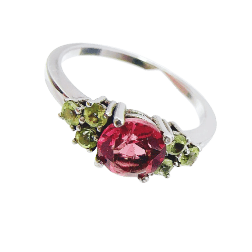 Bague en or blanc de style vintage avec tourmaline ovale et péridots.