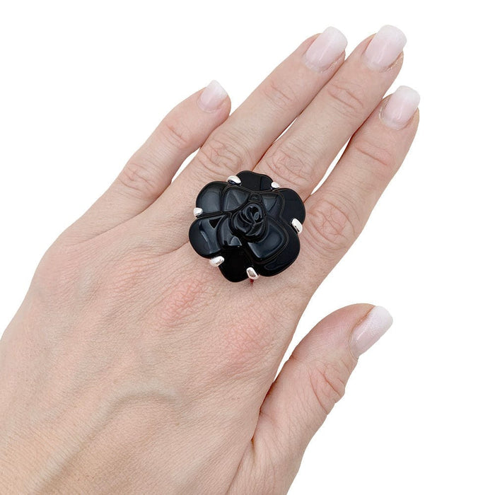 Bague 55 Bague Chanel, modèle "Camélia", en or blanc et onyx. 58 Facettes 34027