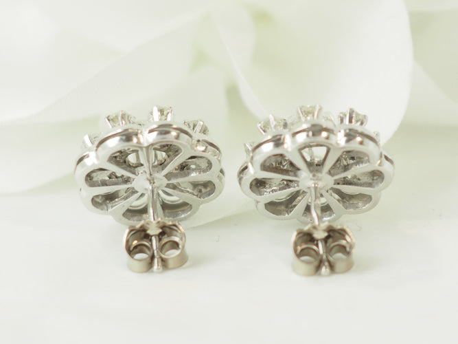Boucles d'oreilles Boucles d'oreilles marguerites en or blanc et diamants 58 Facettes 33524