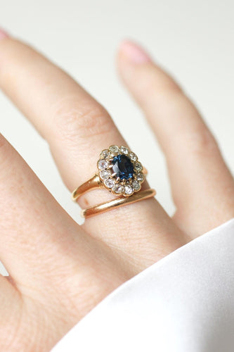 Bague 52.5 Bague Marguerite Ancienne Saphir 0,85 Cts et Diamants sur Or jaune 58 Facettes