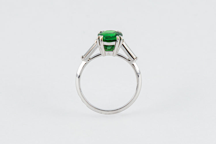 Bague 50.5 Bague en or gris serti d’un grenat tsavorite et brillants 58 Facettes 196348