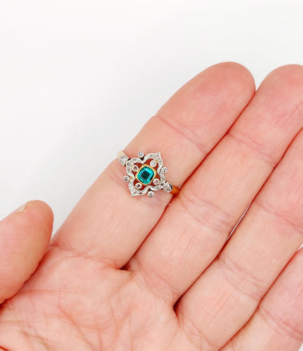 Bague 59.5 Epner - Bague marquise en or 18k et platine, pierre verte et diamants 58 Facettes A06589