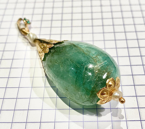 Pendentif Pendentif en or jaune orné d’une importante émeraude et de perles 58 Facettes AB479