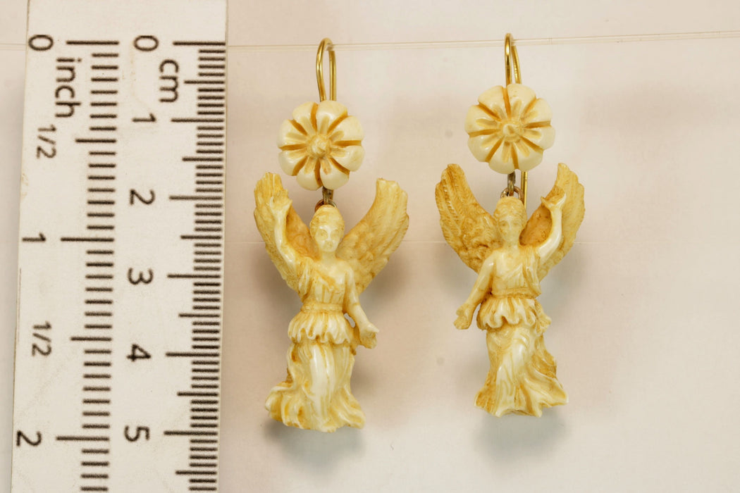 Boucles d'oreilles antiques en or sculptées en ivoire