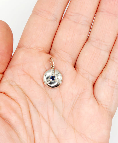 Pendentif cible art déco en or blanc 18k et platine, saphir synthétique et diamants