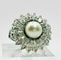 Bague Bague en or blanc avec perle centrale et diamants – Motif floral 58 Facettes 50277
