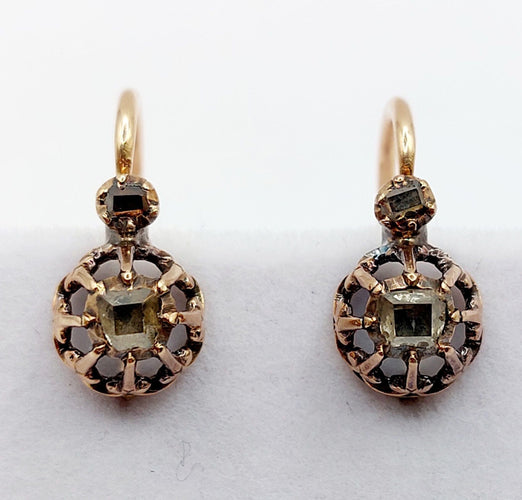 Boucles d'oreilles Dormeuses victorienne or jaune et diamants sur paillon et sertis fleurs de lys 58 Facettes A05651