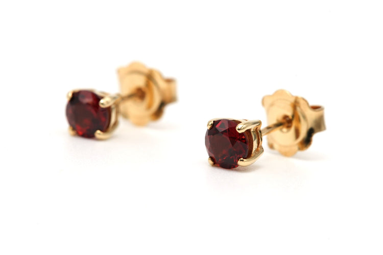 Boucles d'oreilles Boucles d'oreilles contemporaines serties de grenats en or jaune 18 carats 58 Facettes B789