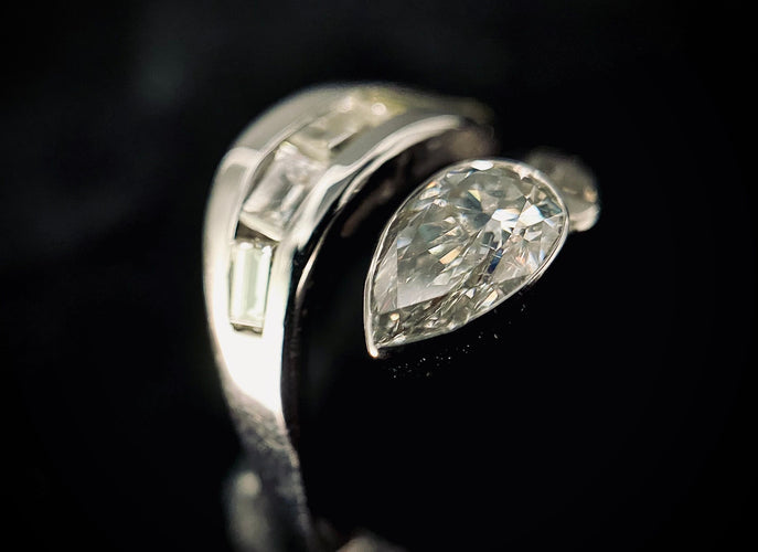 Bague 55 Bague or blanc sertie d'un diamant taillé en poire de 1,25 carats 58 Facettes