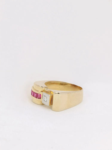 Bague 57 Bague tank en or, platine, diamants et rubis calibrés 58 Facettes J138