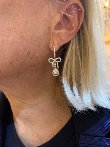 Boucles d’oreilles dormeuses nœuds pavés de diamants en or gris 18 carats 58 Facettes BO254