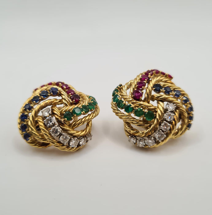 BOUCHERON - Boucles d’oreilles or jaune serties de diamants, saphirs, émeraudes et rubis