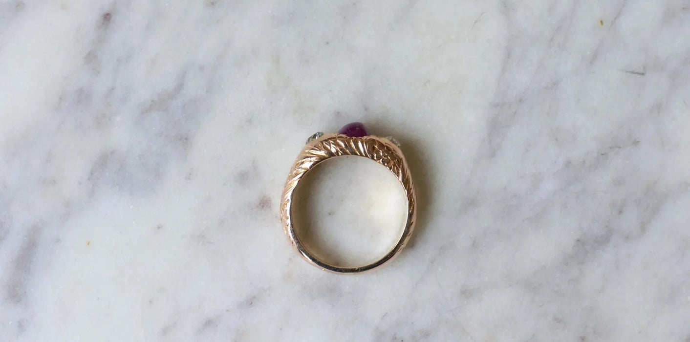 Bague jonc ciselé or rose rubis birman et diamants