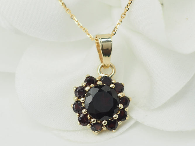 Collier Collier pendentif marguerite en or jaune et grenats 58 Facettes 33127