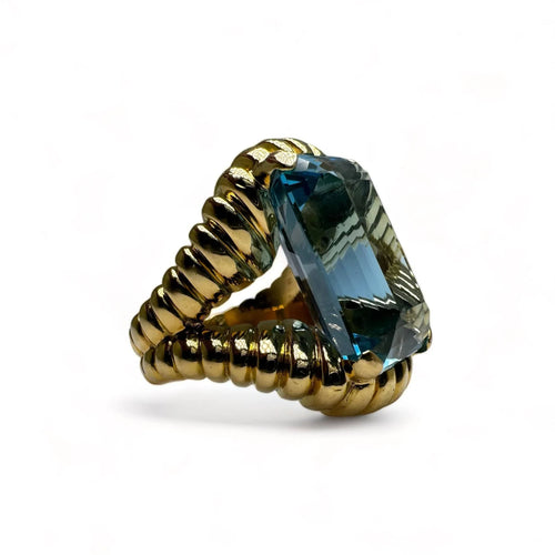 Bague Bague vintage en or jaune montée d’une Aigue-Marine Santa Maria de 17carats. 58 Facettes