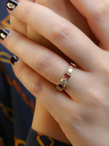 Bague 54 Bague jarretière vintage en or, diamants et rubis 58 Facettes J43