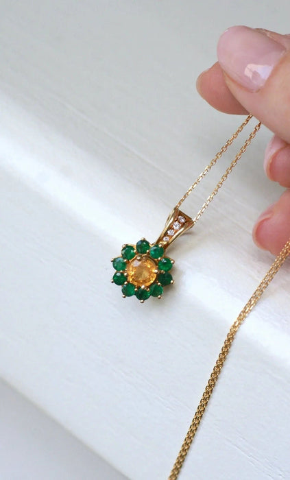 Pendentif Collier Pendentif Marguerite saphir jaune et émeraudes 58 Facettes