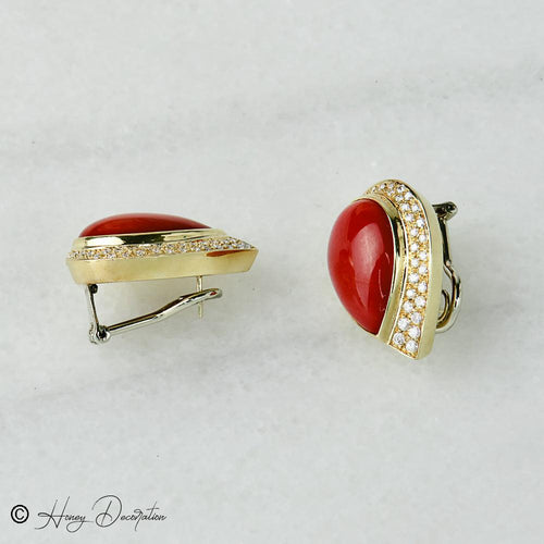Boucles d'oreilles Boucles d'oreilles luxueuses en or jaune ornées de corail et de diamants 58 Facettes 1850