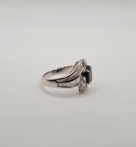 Bague 55 Bague or blanc, diamants, saphirs 58 Facettes