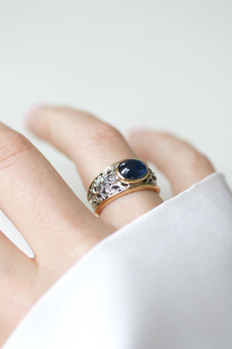 Bague 53 Bague or jaune et argent, saphir cabochon, diamants 58 Facettes