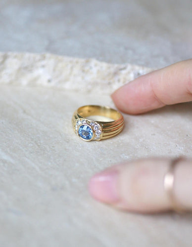 Bague 53 Bague jonc godronnée saphir de Ceylan et diamants en or jaune 18k 58 Facettes